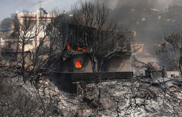 Σπίτι καίγεται στην Παλαιά Φώκαια Αττικής (φωτ.: ΑΠΕ-ΜΠΕ / Γιώργος Βιτσαράς)