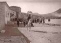 Σε πρώτο πλάνο ένας έφιππος τσέτης, Τούρκος άτακτος στρατιώτης, μέλος αντάρτικων
μονάδων, και τρεις άλλοι με λάφυρα στα χέρια τον ακολουθούν. Πίσω τους, Έλληνες κάτοικοι έχουν συγκεντρωθεί μπροστά στο σπίτι του Σαρτιό, με τη γαλλική σημαία
υψωμένη για να τους προστατεύει, κάνοντας απεγνωσμένα νόημα στα πλοιάρια για να
προσεγγίσουν. 13 Ιουνίου 1914 (πηγή: Χάρης Γιακουμής / Kallimages, Paris)