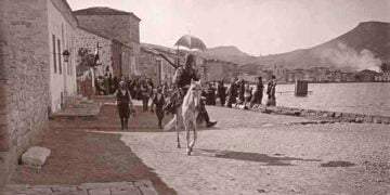 Σε πρώτο πλάνο ένας έφιππος τσέτης, Τούρκος άτακτος στρατιώτης, μέλος αντάρτικων
μονάδων, και τρεις άλλοι με λάφυρα στα χέρια τον ακολουθούν. Πίσω τους, Έλληνες κάτοικοι έχουν συγκεντρωθεί μπροστά στο σπίτι του Σαρτιό, με τη γαλλική σημαία
υψωμένη για να τους προστατεύει, κάνοντας απεγνωσμένα νόημα στα πλοιάρια για να
προσεγγίσουν. 13 Ιουνίου 1914 (πηγή: Χάρης Γιακουμής / Kallimages, Paris)