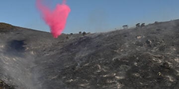 Πυροσβεστικό αεροσκάφος επιχειρεί στην Παλαιά Φώκαια Αττικής (φωτ.: EUROKINISSI / Κώστας Τζούμας)