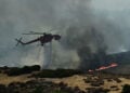 Πυροσβεστικό ελικόπτερο επιχειρεί στην Παλαιά Φώκαια Αττικής (φωτ.: EUROKINISSI / Κώστας Τζούμας)