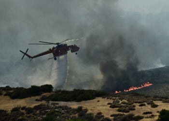 Πυροσβεστικό ελικόπτερο επιχειρεί στην Παλαιά Φώκαια Αττικής (φωτ.: EUROKINISSI / Κώστας Τζούμας)