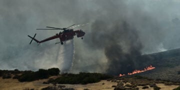 Πυροσβεστικό ελικόπτερο επιχειρεί στην Παλαιά Φώκαια Αττικής (φωτ.: EUROKINISSI / Κώστας Τζούμας)