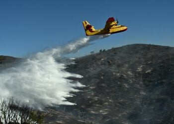 Πυροσβεστικό ελικόπτερο στη διάρκεια κατάσβεσης πυρκαγιάς (φωτ. αρχείου: EUROKINISSI/Κώστας Τζούμας)