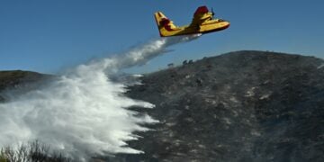 Πυροσβεστικό ελικόπτερο στη διάρκεια κατάσβεσης πυρκαγιάς (φωτ. αρχείου: EUROKINISSI/Κώστας Τζούμας)