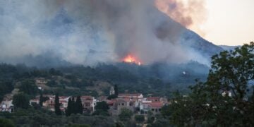 Η φωτιά μαίνεται για τρίτη ημέρα στη Χίο (φωτ.: EUROKINISSI/Κώστας Αναγνώστου)