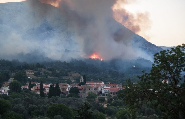 Η φωτιά μαίνεται για τρίτη ημέρα στη Χίο (φωτ.: EUROKINISSI/Κώστας Αναγνώστου)