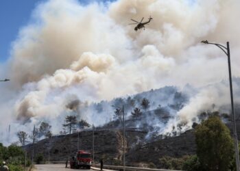Ελικόπτερο επιχειρεί κατά της φωτιάς στη Χιο (φωτ.: EUROKINISSI/Κώστας Αναγνώστου)