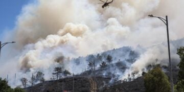 Ελικόπτερο επιχειρεί κατά της φωτιάς στη Χιο (φωτ.: EUROKINISSI/Κώστας Αναγνώστου)