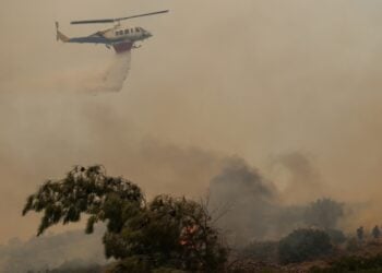 Ελικόπτερο κάνει ρίψεις νερού σε περιοχή της Χίου (φωτ.: EUROKINISSI/Κώστας Αναγνώστου)