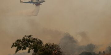 Ελικόπτερο κάνει ρίψεις νερού σε περιοχή της Χίου (φωτ.: EUROKINISSI/Κώστας Αναγνώστου)