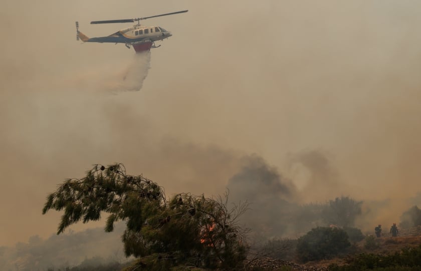 Ελικόπτερο κάνει ρίψεις νερού σε περιοχή της Χίου (φωτ.: EUROKINISSI/Κώστας Αναγνώστου)