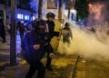 Αστυνομικοί κάνουν χρήση δακρυγόνων για να διαλύσουν τους οπαδούς της Παρί που είχαν συγκεντρωθεί στα Ηλύσια Πεδία (φωτ.: EPA / Christophe Petit Tesson)