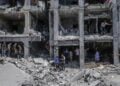 Παλαιστίνιοι αναζητούν επιζώντες ανάμεσα στα ερείπια κατεστραμμένης οικοδομής σε γειτονιά της Γάζας μετά από ισραηλινό βομβαρδισμό (φωτ.: EPA/Mohammed Saber)
