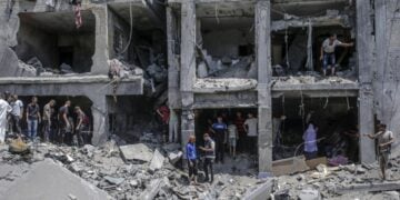 Παλαιστίνιοι αναζητούν επιζώντες ανάμεσα στα ερείπια κατεστραμμένης οικοδομής σε γειτονιά της Γάζας μετά από ισραηλινό βομβαρδισμό (φωτ.: EPA/Mohammed Saber)
