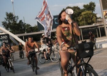 Στιγμιότυπο από την ποδηλατοδρομία (φωτ.: ΑΠΕ-ΜΠΕ/Αχιλλέας Χήρας)