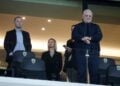 Ο Δημήτρης Μελισσανίδης με τον γιο του, Γιώργο, στο γήπεδο της ΑΕΚ, σε παλιότερη φωτογραφία (φωτ.: ΙΝΤΙΜΕ)