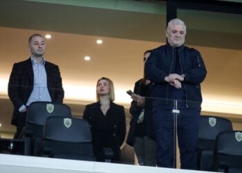 Ο Δημήτρης Μελισσανίδης με τον γιο του, Γιώργο, στο γήπεδο της ΑΕΚ, σε παλιότερη φωτογραφία (φωτ.: ΙΝΤΙΜΕ)