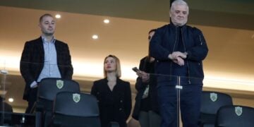 Ο Δημήτρης Μελισσανίδης με τον γιο του, Γιώργο, στο γήπεδο της ΑΕΚ, σε παλιότερη φωτογραφία (φωτ.: ΙΝΤΙΜΕ)