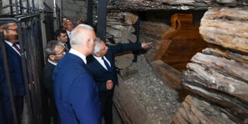 Ο Τούρκος υπουργός Πολιτισμού και Τουρισμού Μεχμέτ Νουρί Ερσόι βλέπει από κοντά τον ταφικό θάλαμο με την ξύλινη κατασκευή (φωτ.: Χ / 
Mehmet Nuri Ersoy)