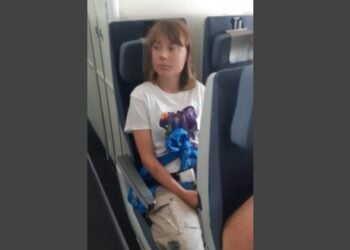 Η Γκρέτα Τούνμπεργκ μέσα στο αεροσκάφος με το οποίο αναχώρησε από το Ισραήλ (φωτ.: Χ/Israel Foreign Ministry)