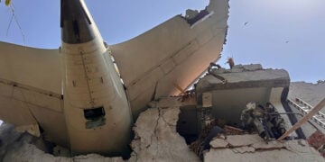Μέρος του αεροσκάφους της Air India έπεσε πάνω στην τραπεζαρία ενός ξενώνα γιατρών (φωτ.: Χ / Central Industrial Security Force)