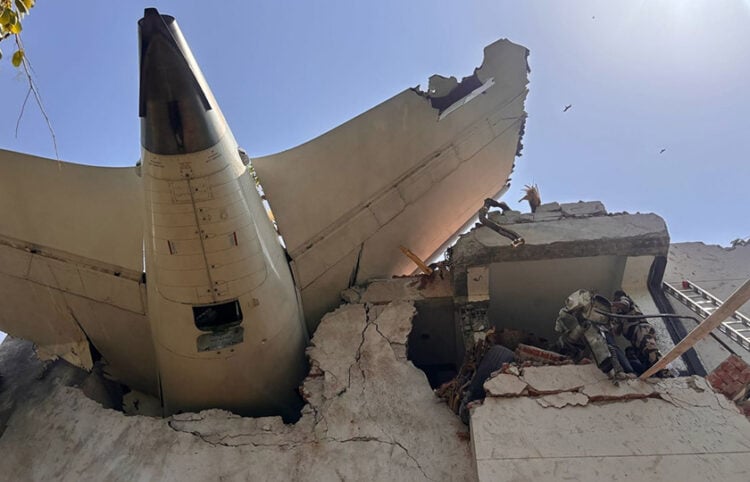 Μέρος του αεροσκάφους της Air India έπεσε πάνω στην τραπεζαρία ενός ξενώνα γιατρών (φωτ.: Χ / Central Industrial Security Force)
