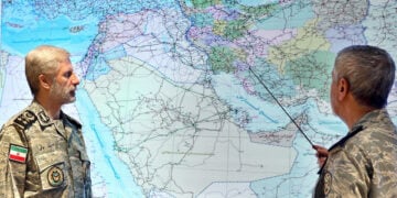 Ο αρχηγός του Ιρανικού Στρατού Αμίρ Χαταμί (αριστερά) σε συνάντηση στην Αίθουσα Διοίκησης Πολέμου, σε άγνωστη τοποθεσία (φωτ.: Γραφείο Τύπου του Ιρανικού Στρατού)
