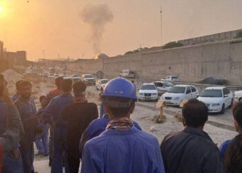 Καπνός από τη φωτιά που ξέσπασε στην πλατφόρμα Phase 14 του South Pars (φωτ.: Χ / OSINTdefender)