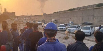 Καπνός από τη φωτιά που ξέσπασε στην πλατφόρμα Phase 14 του South Pars (φωτ.: Χ / OSINTdefender)