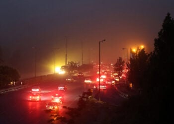 Καπνός από τη φωτιά που ακολούθησε το ισραηλινό αεροπορικό πλήγμα στην Τεχεράνη (φωτ.: EPA / Abedin Tajerkanareh)
