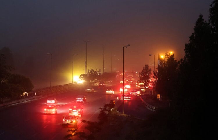 Καπνός από τη φωτιά που ακολούθησε το ισραηλινό αεροπορικό πλήγμα στην Τεχεράνη (φωτ.: EPA / Abedin Tajerkanareh)