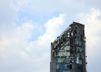 Κατεστραμμένος ουρανοξύστης από ισραηλινά πυρά στην Τεχεράνη (φωτ.: EPA/Abedin Taherkenareh)