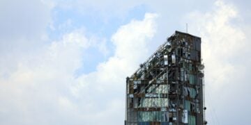 Κατεστραμμένος ουρανοξύστης από ισραηλινά πυρά στην Τεχεράνη (φωτ.: EPA/Abedin Taherkenareh)