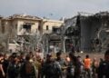 Εικόνα από το σημείο όπου έπεσε ιρανικός πύραυλος, στη Ness Ziona, στο νότιο τμήμα του Τελ Αβίβ (φωτ.: EPA/ATEF SAFADI)
