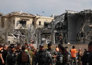 Εικόνα από το σημείο όπου έπεσε ιρανικός πύραυλος, στη Ness Ziona, στο νότιο τμήμα του Τελ Αβίβ (φωτ.: EPA/ATEF SAFADI)