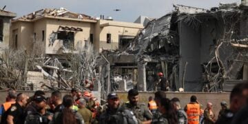 Εικόνα από το σημείο όπου έπεσε ιρανικός πύραυλος, στη Ness Ziona, στο νότιο τμήμα του Τελ Αβίβ (φωτ.: EPA/ATEF SAFADI)