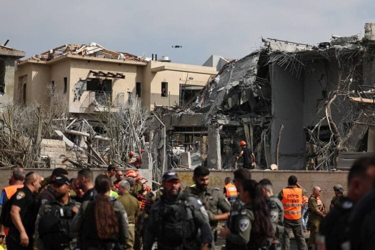 Εικόνα από το σημείο όπου έπεσε ιρανικός πύραυλος, στη Ness Ziona, στο νότιο τμήμα του Τελ Αβίβ (φωτ.: EPA/ATEF SAFADI)