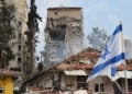 Συντρίμμια και καταστροφές στη Ρεχοβότ, πόλη στο Κεντρικό Διαμέρισμα του Ισραήλ που χτυπήθηκε από ισραηλινό βαλλιστικό πύραυλο (φωτ.: EPA / Abir Sultan)