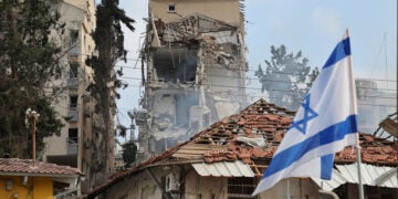 Συντρίμμια και καταστροφές στη Ρεχοβότ, πόλη στο Κεντρικό Διαμέρισμα του Ισραήλ που χτυπήθηκε από ισραηλινό βαλλιστικό πύραυλο (φωτ.: EPA / Abir Sultan)