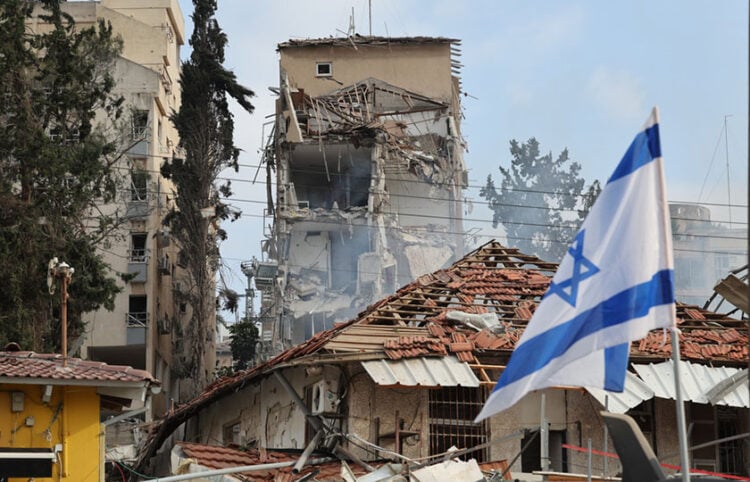 Συντρίμμια και καταστροφές στη Ρεχοβότ, πόλη στο Κεντρικό Διαμέρισμα του Ισραήλ που χτυπήθηκε από ισραηλινό βαλλιστικό πύραυλο (φωτ.: EPA / Abir Sultan)