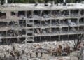 Ισραηλινοί διασώστες επιχειρούν σε συγκρότημα κατοικιών στο Τελ Αβίβ μετά από πυραυλικό χτύπημα του Ιράν (φωτ.: EPA/Abir Sultan)