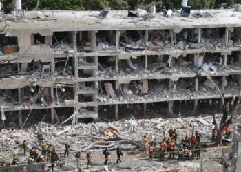 Ισραηλινοί διασώστες επιχειρούν σε συγκρότημα κατοικιών στο Τελ Αβίβ μετά από πυραυλικό χτύπημα του Ιράν (φωτ.: EPA/Abir Sultan)
