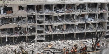 Ισραηλινοί διασώστες επιχειρούν σε συγκρότημα κατοικιών στο Τελ Αβίβ μετά από πυραυλικό χτύπημα του Ιράν (φωτ.: EPA/Abir Sultan)