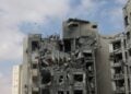 Σωστικά συνεργεία στην ισραηλινή πόλη Μπέερ Σεβά επιχειρούν σε κτήριο που χτυπήθηκε από πυραυλικό χτύπημα του Ιράν (φωτ.: EPA/Atef Safadi)