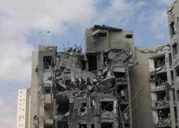 Σωστικά συνεργεία στην ισραηλινή πόλη Μπέερ Σεβά επιχειρούν σε κτήριο που χτυπήθηκε από πυραυλικό χτύπημα του Ιράν (φωτ.: EPA/Atef Safadi)