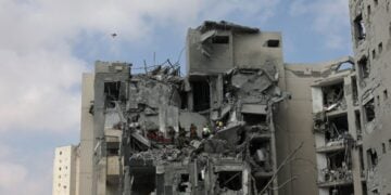 Σωστικά συνεργεία στην ισραηλινή πόλη Μπέερ Σεβά επιχειρούν σε κτήριο που χτυπήθηκε από πυραυλικό χτύπημα του Ιράν (φωτ.: EPA/Atef Safadi)
