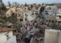 Ισραηλινοί διασώστες επιχειρούν σε κατοικημένη περιοχή όπου χτύπησε ένας ιρανικός πύραυλος (φωτ.: EPA/Abir Sultan)