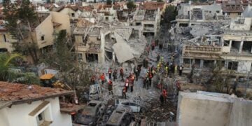 Ισραηλινοί διασώστες επιχειρούν σε κατοικημένη περιοχή όπου χτύπησε ένας ιρανικός πύραυλος (φωτ.: EPA/Abir Sultan)