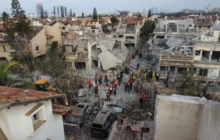 Ισραηλινοί διασώστες επιχειρούν σε κατοικημένη περιοχή όπου χτύπησε ένας ιρανικός πύραυλος (φωτ.: EPA/Abir Sultan)
